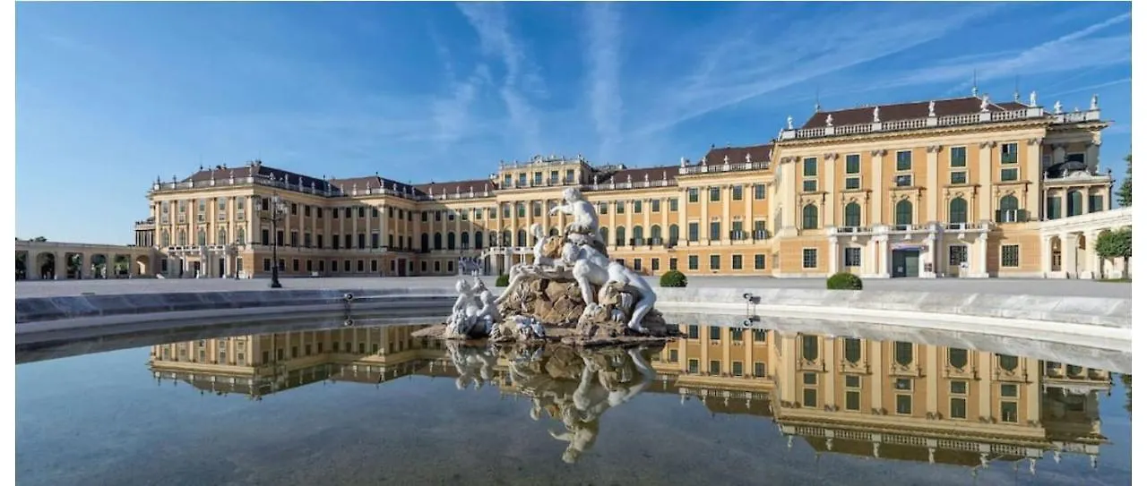 Between Schoenbrunn And The City Center L Lf31 Viena Áustria