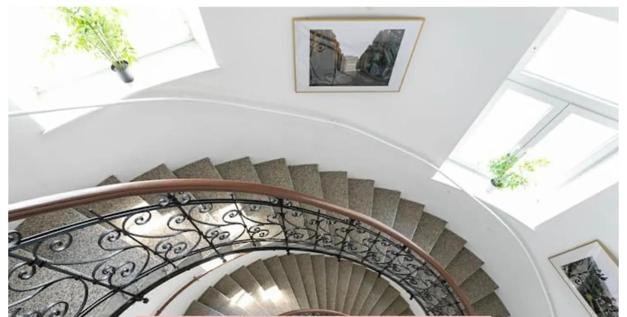 Between Schoenbrunn And The City Center L Lf31 Viena